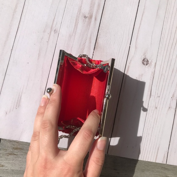 Red silk tiny purse - Picture 3 of 3